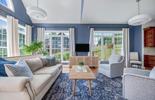 Stunning Modern Retreat! Year-Round Swim Spa | Hot Tub | Movie Room | Firepit - Foto 7