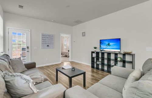 Quiet 3 Bedroom Escape in Ladson with 2 Car Garage - Foto 17