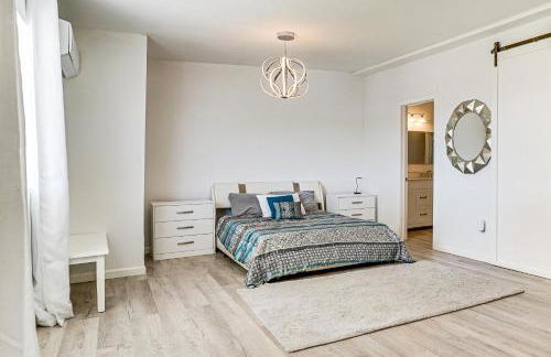 Luxury Lakefront Retreat with Dock in Runaway Bay - Foto 2