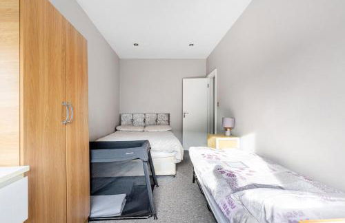 Group Friendly 2 Bed 2 Bath FREE PARKING for 2 Large Vans or up to 4 Cars Zone 2 Sleeps 10 Close to Central London and Zone 2 tube station - Photo 41