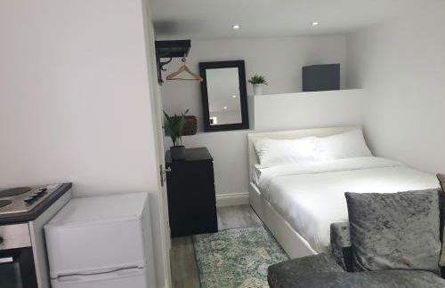 Modern self contain studio Own Private Access - Foto 6