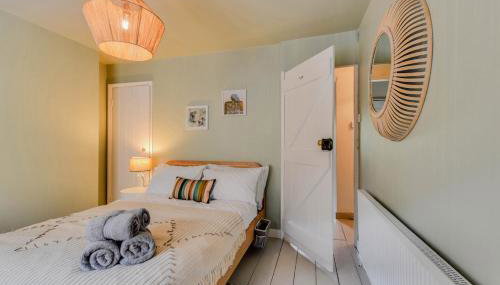 Cheerful 3 bed Grade II Central Cottage - Foto 5, wardrobe