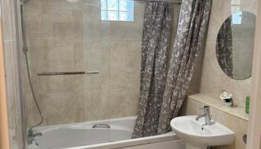 Modern, Sleeps 6, First floor, Parking, Beautiful rural market town, Llani - Foto 5, Shower