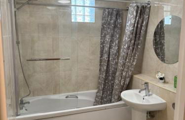 Modern, Sleeps 6, First floor, Parking, Beautiful rural market town, Llani - Foto 5