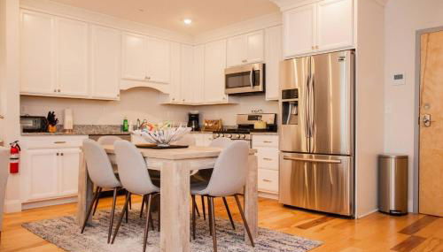 Stylish 2BR w Full Kitchen, Laundry & Cen Air - Foto 5