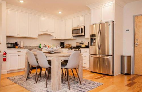 Stylish 2BR w Full Kitchen, Laundry & Cen Air - Foto 5