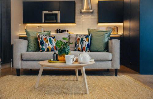 Modern Central 2 Bed Apartment with Parking - Photo 5