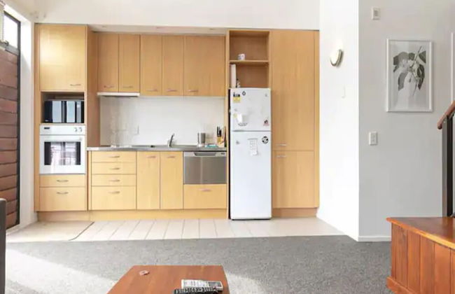 Roomy Loft 2 Bedroom w/ Free Parking Zodiak Stays - Photo 5