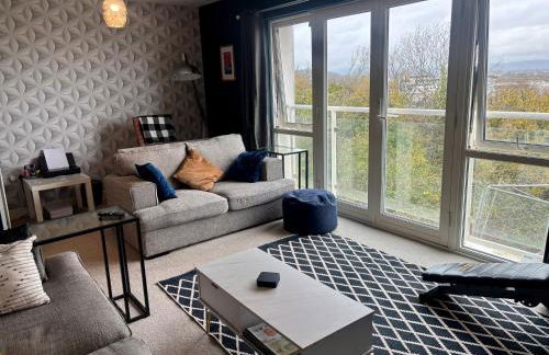 4 bed Townhouse with spectacular views 4 miles from Cardiff 10min drive or train journey to city centre - Photo 10