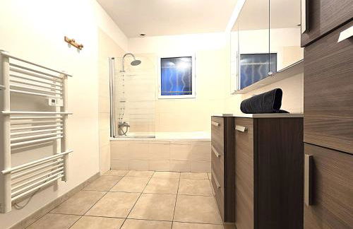 Le Parc Jean Édouard - Spa avec jacuzzi privé - Superbe villa 4 chambres - 9 couchages - 6 lits - Poêle - Parking - Climatisation réversible- Terrasse ombragée et grand jardin - Foto 9