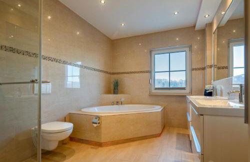 Lüftenblick - 2 Ferienwohnungen am Starnberger See, mit Terrasse oder Balkon, Weitblick, Sauna, Kamin, E-Ladestation - Foto 12