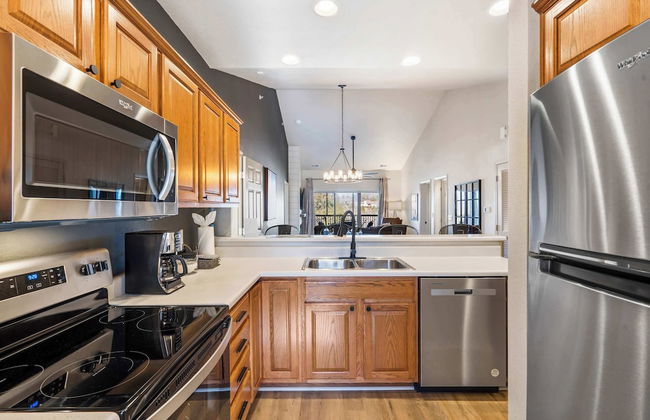 T Time Getaway - Overlooking Golf Views! - Photo 11