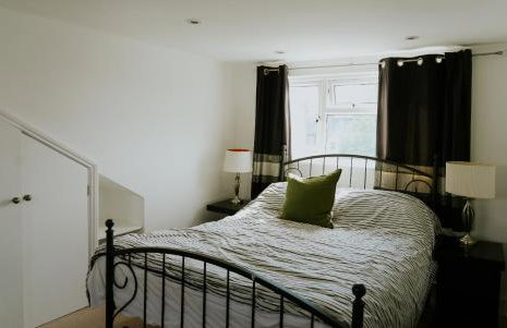 Horsham 3 Bed House With Garden - Photo 5