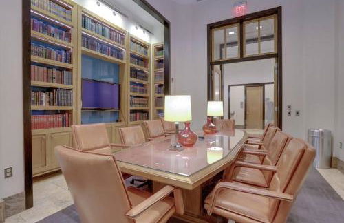 Upscale Comfort Next to Metro and Dining - Foto 31