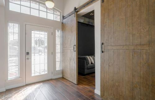 Glamorous Mansion w Private Pool and Cinema Room - Photo 20