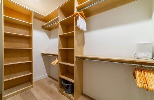 Spectacular New 4BR Townhome: Garage, Jacuzzi, BBQ - Photo 15