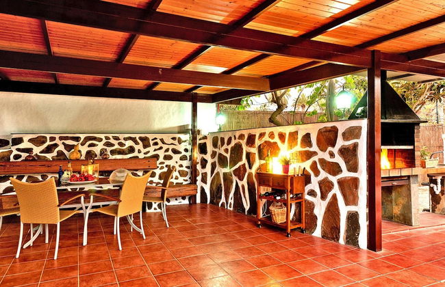 Villa With Pool and Extravagant Architecture - Foto 22