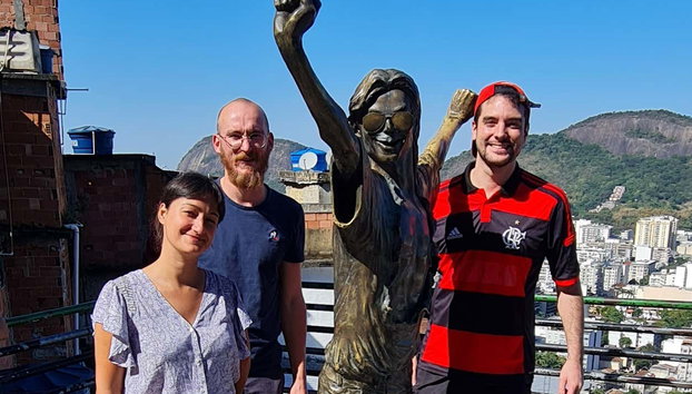 Tour por la favela Santa Marta con comida o partido de fútbol - Foto 3, Posando con la escultura de Michael Jackson