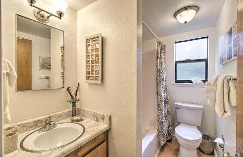 Spacious Redwood Retreat with Hidden Hot Tub - Foto 16