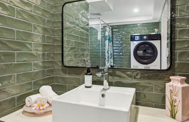 Beachfront Burleigh Getaway - Photo 8