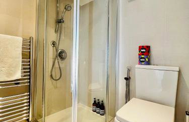 Modern 5 Bed 3 Bath House - Photo 18