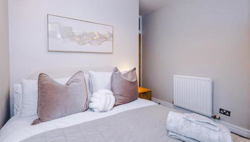 Cosy 3-Bed, Sleeps 5, Free Parking, Long and Short Stays - Foto 3