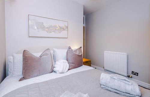 Cosy 3-Bed, Sleeps 5, Free Parking, Long and Short Stays - Photo 3