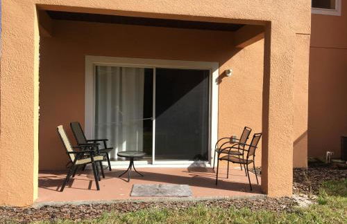 Spacious 4 BR Townhouse with 2 King Size Master Bedrooms, 3 miles to Disney, Free WiFi and Free Parking - Foto 7