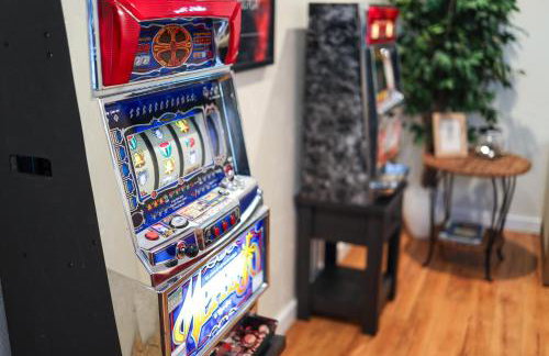 Game Night Downtown - BSU - Slots - Over 100 Games - Foto 51