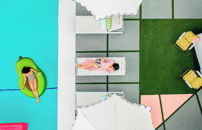 2 Rooms, Sleeps 8 Retro Hotel w/ Pool Wesley King Studio Buyout by Avantstay - Foto 15