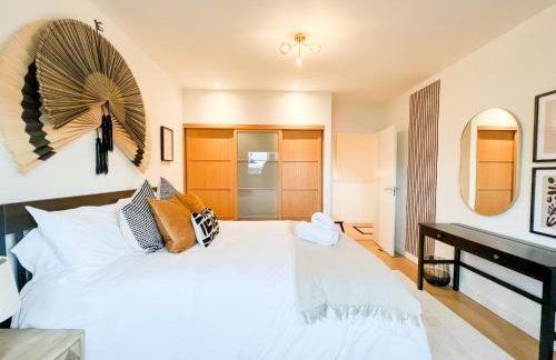 Lovely 2 Bed Duplex Apartment with Hydro Views - Photo 20