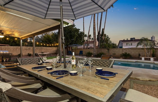 Modern and Stylish Remodeled 4 Bdrm w/ HTD Pool! - Foto 25