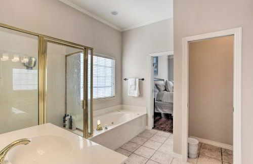 Elegant Plano Home with Private Outdoor Pool! - Foto 23