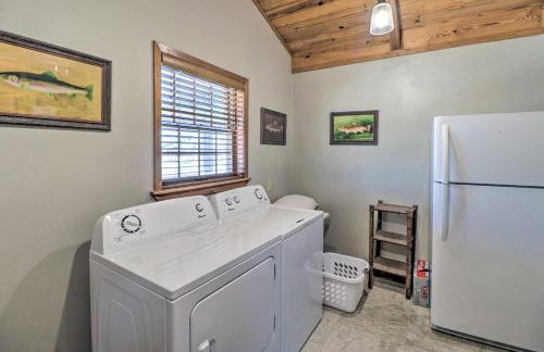 Renovated Riverfront Retreat with Deck and Grill! - Foto 25