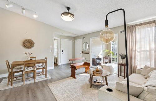 Quiet Gated Condo Near Universal with Pool and View - Foto 2