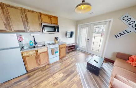 Train Themed Hobo Hideaway Near City Square - Foto 19