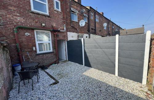 Levenshulme House - 2 Bedroom - Sleeps 6 - Free Parking & WiFi - Foto 19