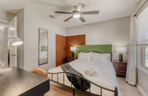 Stylish City Getaway 2B - Sleeps 6 - Pool, Prkg - Foto 12