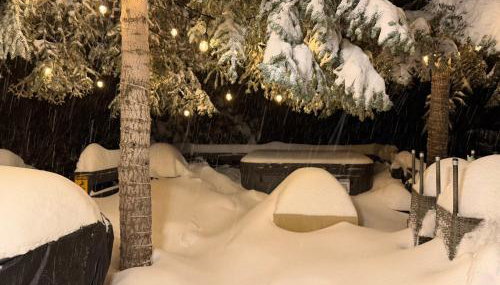 Entire Cabin, Walk to Ski Slopes, Hot Tub, Pet Friendly, Fast WiFi, 2 Parking, 2 Fireplace, Wash & Dryer, Fenced, Fire Pit, BBQ, Hike, Golf, Zoo - Foto 2