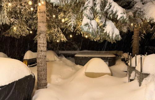 Entire Cabin, Walk to Ski Slopes, Hot Tub, Pet Friendly, Fast WiFi, 2 Parking, 2 Fireplace, Wash & Dryer, Fenced, Fire Pit, BBQ, Hike, Golf, Zoo - Foto 2