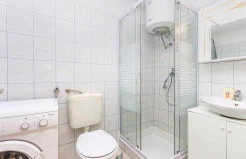 Amazing Apartment In Bakar With Kitchen - Photo 11