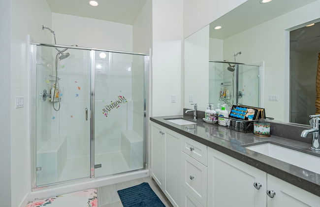 Luxurious Ontario Townhouse Ideal Family Retreat - Photo 27