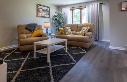 Lovely West Akron home with attached private garage - Foto 12