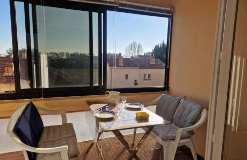 KO T2 avec grand balcon filant, Wifi, Clim à 4 min Remparts - Photo 2