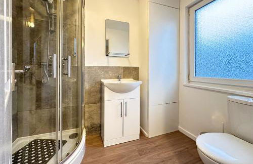 6-Bedroom Contractor House with 9 Beds - Managed by Your Lettings Short Lets & Serviced Accommodation Peterborough including Free Parking and WiFi and Netflix - Photo 45