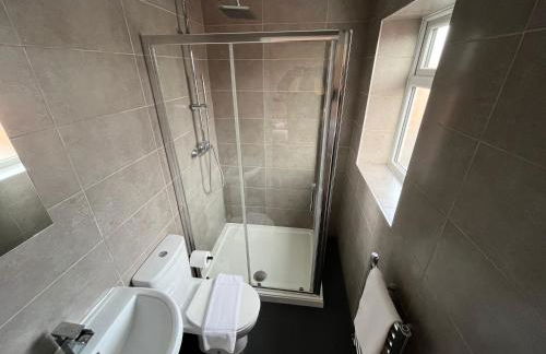 Stylish 2 Bed Riverside Flat, Single or Kingsize beds, Free Parking - Photo 8