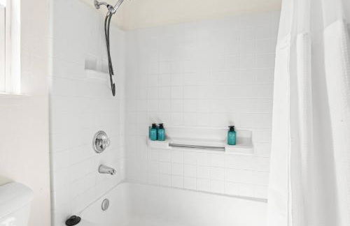 Remodeled 3B2B Bright House with a King Suite - Foto 29