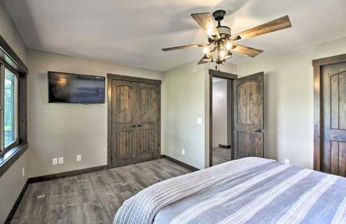 Lakefront Retreat with Dock and Game Room and Deck - Foto 21