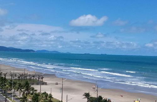 Prédio com piscina na cobertura frente ao mar,apartamento para até 6 pessoas e 3 crianças até 8 anos, churrasqueira na sacada, Wi-Fi grátis, rede de proteção, NÃO oferecemos roupas de cama e banho, 1 vaga de garagem, na Praia Grande-Vila Mirim - Foto 39