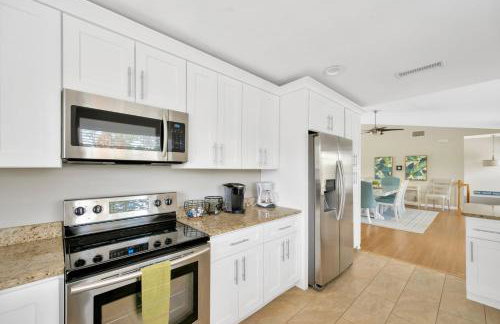 Home ON Key with pool, hot tub, putting green, arcade games, bike & mins to beach! - Foto 17